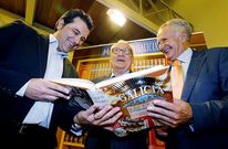 Presentaci�n do novo volume co seu coordinador Domingos Sampedro, esquerda. 