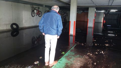 Uno de los vecinos del nmero 4 de la calle Surez Ferrn mirando los daos en el garage