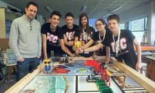 Los estudiantes y su profesor del colegio de Os Dices, en Rois, con el trofeo que acredita su victoria. 