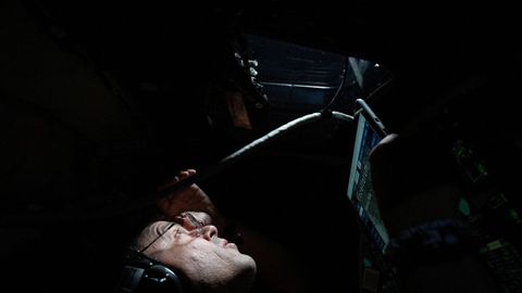 El comandante del Artemis 2, Reid Wiseman, mira por la ventana de la nave espacial Orion durante el sobrevuelo de la Luna