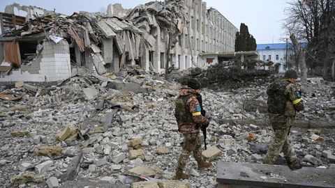 Militares ucranianos al lado del colegio bombardeado