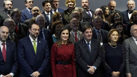 La reina Letizia posa junto al director del Instituto Cervantes, Luis Garca Montero (4i), y al presidente del Principado de Asturias, Adrin Barbn (2i), para una foto de familia durante la reunin anual de directores del Instituto Cervantes, este martes, en el Centro Cultural Internacional Oscar Niemeyer de Avils