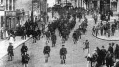 Soldados del regimiento Murcia desfilando en la Porta do Sol
