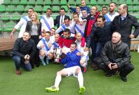 Los jugadores de la prisi�n de A Lama celebran el t�tulo de ayer en presencia de Rafael Louz�n. 