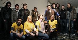 Los integrantes de La Sombra, Menage a Trois y Yomelomontosolo posaron con los padres y t�os de Nico antes del concierto. 