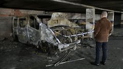 Empiezan a sacar los coches quemados del p�rking de Os Mallos