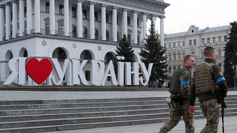 Voluntarios militares ucranianos en Kiev, junto al enorme Amo Ucrania