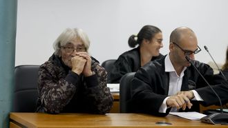 El acusado, junto a su abogado en la Audiencia Provincial