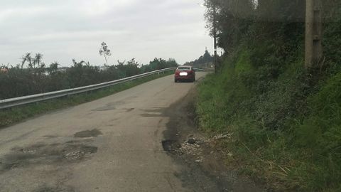 R�a de San Marti�o, que da acceso ao hotel Los Abetos. �Polas obras da AP-9 � a �nica v�a de acceso a Ar�ns�