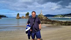 Diego P�rez en la playa de Covas, durante una visita a Viveiro.