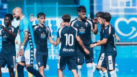 �scar Marcos celebra con sus compa�eros el �nico gol del Celta Fortuna ante el Vizela.