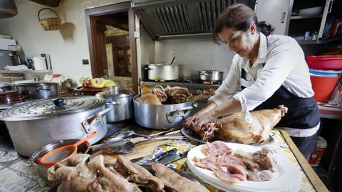 Loli Lamas, propietaria del Mes�n de Crecente, se jubila tras 42 a�os en las cocinas.