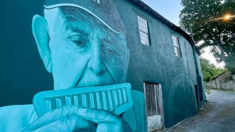 Juan, o afiador, co chifre na boca no mural de Mon Devane.