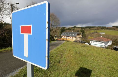 Las señales que anuncian que se trata de una vía cortada provocan quejas de los vecinos.