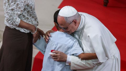 Le�n XIV con un ni�o durante el acto en la iglesia de San Agust�n.