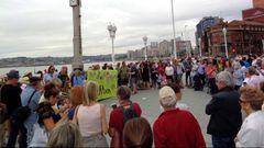 Un momento de la concentraci�n exigiendo limpieza y depuraci�n para la playa de San Lorenzo