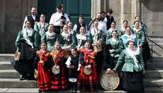 Parte del grupo O Pedr�n, en una actuaci�n de Pascuilla.