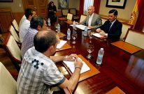 Representantes del comit� de Megasa en la reuni�n con el delegado del Gobierno.