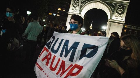 En el colorido festejo se vieron carteles luminosos con el nombre de Biden o mensajes contra el actual presidente como �Dump Trump� (Trump a la basura)