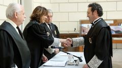 �lvaro Garc�a Ortiz estrecha la mano de Dolores Delgado tras tomar posesi�n en Madrid como fiscal jefe de la Secretar�a T�cnica de la Fiscal�a General del Estado