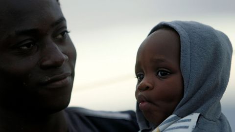 Dos de los migrantes rescatados en el Mediterr�neo por un barco de una oeneg� alemana