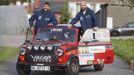 Uxío García y Juanma Filgueiras, a bordo del Mini que se montó en una «palleira».