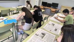 Alumnos de tercero de ESO del IES San Mamede (Maceda) trabajando en clase con La Voz de Galicia y su suplemento educativo semanal