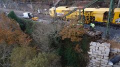 En la imagen, tomada este jueves, se ve el muro realizado esta semana para arreglar la v�a