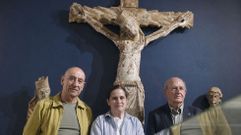 El t�cnico de Cultura, la concejala de Cultura y el alcalde de Pant�n, ayer frente a las esculturas del Calvario de San Fiz de Cangas