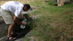 Un vecino de Sober recogiendo agua de una fuente pblica poco antes de un corte de agua de la trada a causa de un perodo de sequa, en una imagen de archivo