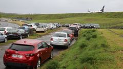 Coches aparcados la pasada Semana Santa en una finca pr�xima al aeropuerto de Lavacolla