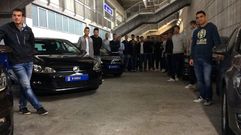 Todos los miembros del equipo posan con sus coches