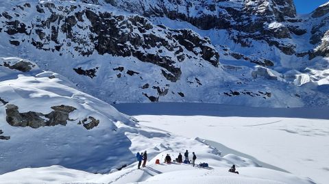 El grupo de expedicionarios se da un descanso durante la escalada