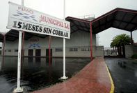 Los empleados recuerdan con una pancarta que llevan un a�o y dos meses sin cobrar. 