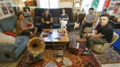 Juancho Sieiro, Pablo Casado, Luciano Rodr&iacute;guez, Julio Docampo y Natalia Rodr&iacute;guez son los integrantes de la banda ourensana Flanagan. 