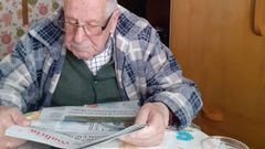 Francisco Mart�nez Fanego, que naci� el 3 de abril de 1914, leyendo este viernes La Voz