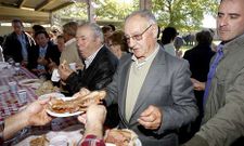 Imagen de la degustaci�n popular del a�o pasado en A Gouxa. 