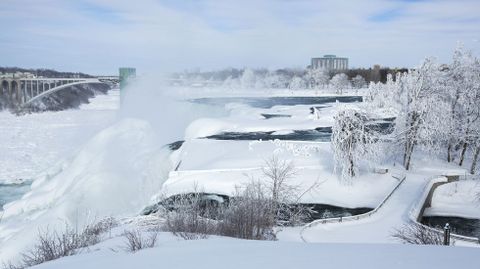 Las famosas cataratas del r�o Ni�gara, entre Estados Unidos y Canad�, est�n parcialmente heladas. 