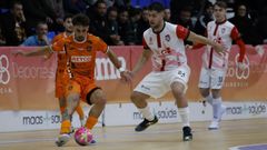 Mauro, que este s�bado debutaba de naranja, realiza un pase ante la presi�n de Cend�n. 