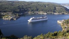 En la foto, de archivo, el crucero MSC Poes�a entre castillos en la r�a de Ferrol. 