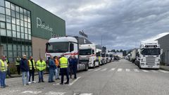 M�s de un centenar de transportistas se preparan para colapsar el tr�fico en Vigo. Se re�nen desde primera hora de la ma�ana en el parque industrial de �reas de Tui
