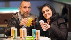 Nader y Raquel, en el bar Madroa Centro, en Churruca, uno de los locales de Vigo donde la clientela puede tomar los refrescos de Palestine Drinks que la pareja distribuye en Galicia.  