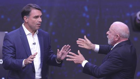 Lula da Silva (a la derecha) y Bolsonaro, el pasado domingo durante el primer debate de cara a la segunda vuelta de las presidenciales brasile�as.