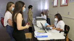 Una adolescente da sus datos para recibir la vacuna en la Escuela Polit�cnica de Esteiro de Ferrol