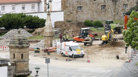 Estado actual de las obras en la puerta del Parque, que incluye la rehabilitaci�n de la Fuente de la Fama sin retirarla de su emplazamiento.