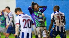 �lex Balboa se lamenta de una ocasi�n fallada por su equipo en el partido en Avil�s.