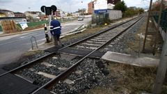 Un peat�n atraviesa el paso a nivel del Reboredo en la zona reservada para ello