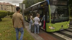 Autob&uacute;s de transporte urbano en el Concello de Teo.