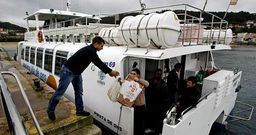 El primer barco de pasaje pudo salir desde el puerto de Bueu rumbo a Ons transportando v�veres y unos quince vecinos.