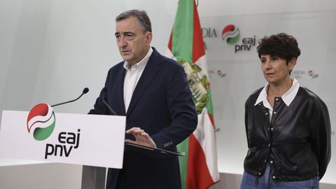 El presidente del PNV Aitor Esteban con la portavoz en el Congreso, Maribel Vaquero